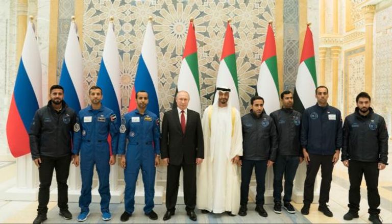 الشيخ محمد بن زايد آل نهيان والرئيس الروسي مع رواد الفضاء الإماراتيين