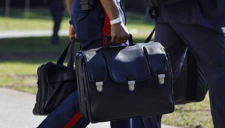 مساعد عسكري يحمل كرة القدم النووية