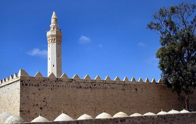 الحوثيون يعبثون بأقدم مساجد اليمن