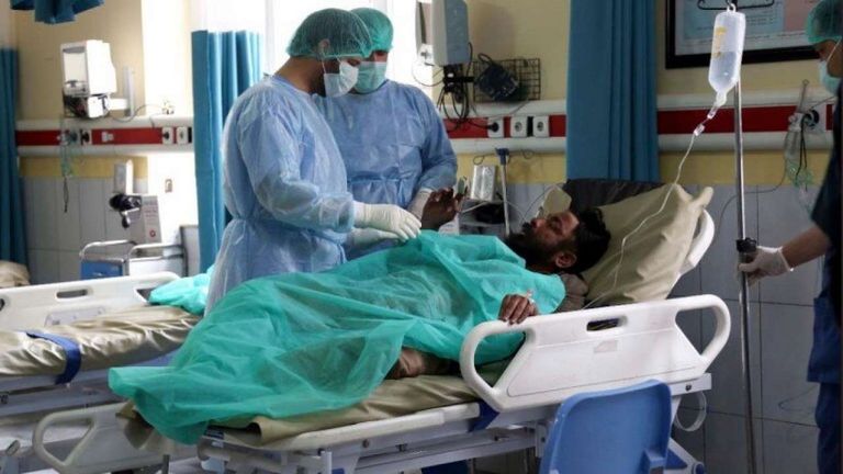امرأتان تضعان الكمامة للوقاية من كورونا - أرشيفية