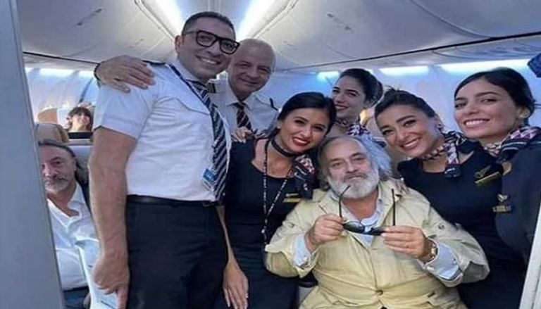 ستيفانو ريتشي مع طاقم رحلة مصر للطيران