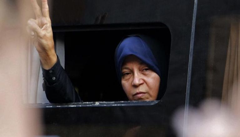فائزة هاشمي رفسنجاني في سيارة الأمن الإيراني بعد اعتقالها