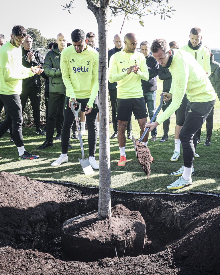 تكريم جيان بييرو فينترون تكريم توتنهام لمدربه الراحل