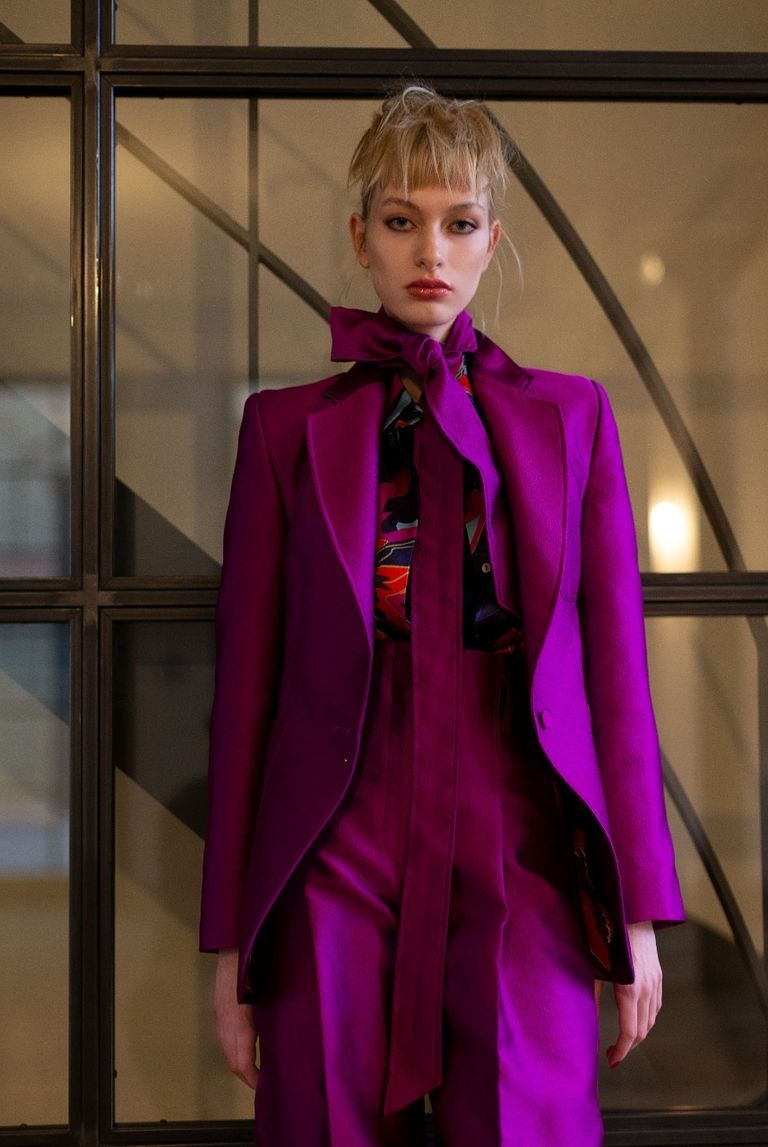 الألوان الصارخة تمنح إطلالة جريئة