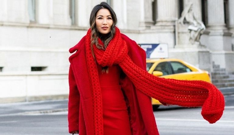 الألوان الصارخة تمنح إطلالة جريئة