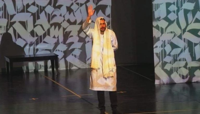 مشهد من مسرحية ملاسين ستوري