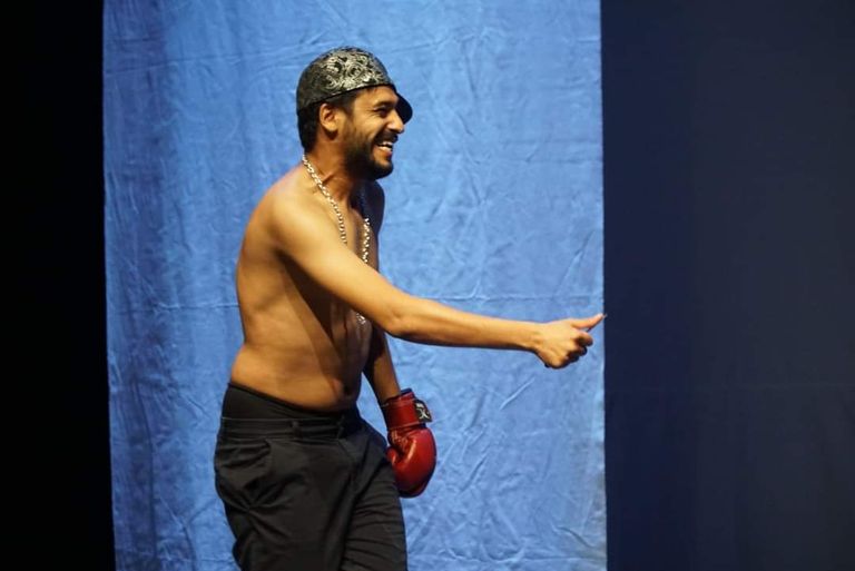 مشهد من مسرحية ملاسين ستوري