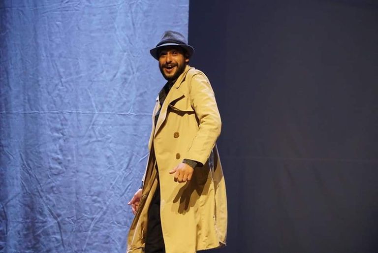 مشهد من مسرحية ملاسين ستوري