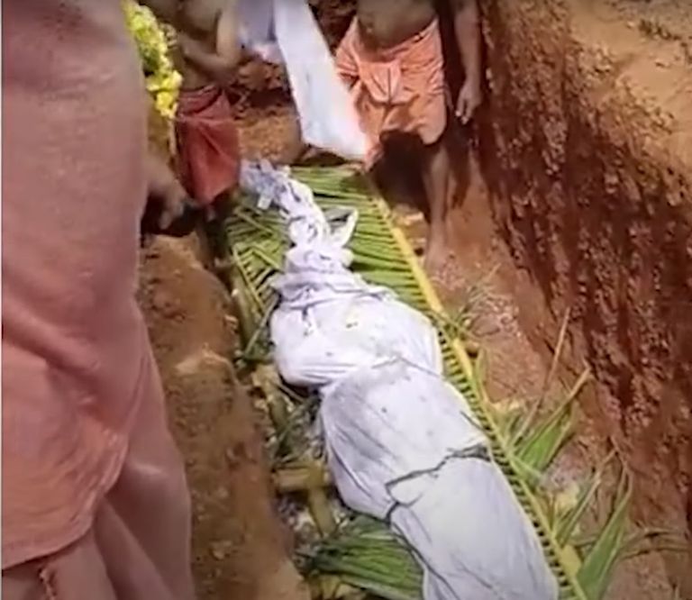 مشهد من جنازة التمساحة