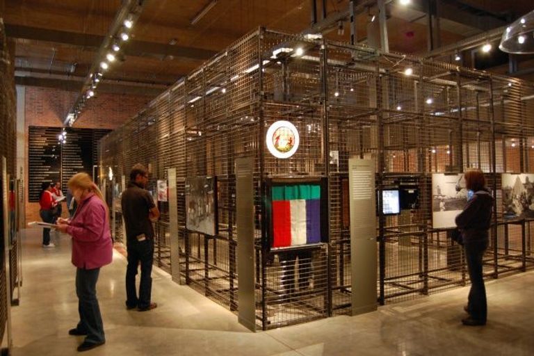 متحف التمييز العنصري أحد أماكن السياحة في جوهانسبرغ