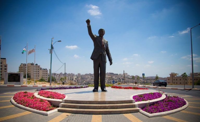 ميدان نيلسون مانديلا أحد أماكن السياحة في جوهانسبرغ