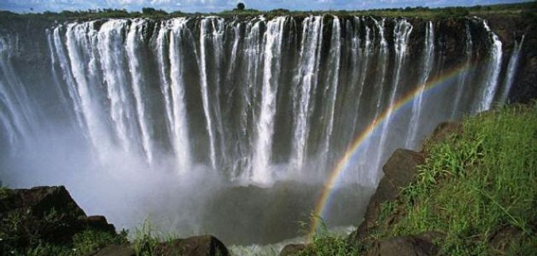 شلالات فيكتوريا ضمن رحلات سفاري في زيمبابوي 5 رحلات سفاري في زيمبابوي لا مثيل لها في قلب أفريقيا