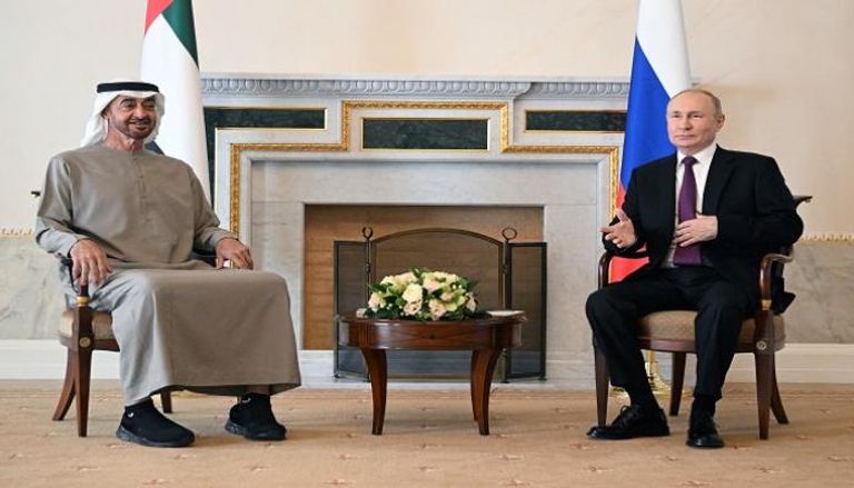 جانب من لقاء الشيخ محمد بن زايد ورئيس روسيا بوتين