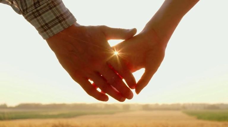 إيمانويل ماكرون وفولوديمير زيلينسكي في لقطة من الفيديو