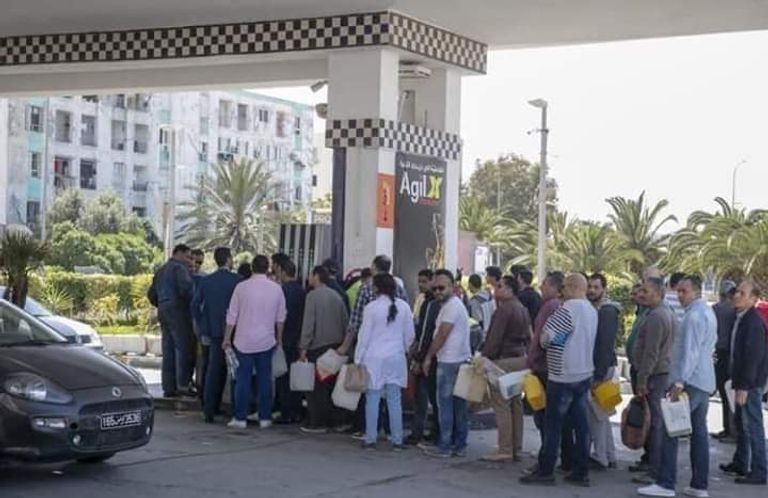 طابور من السيارات أمام محطة وقود بالعاصمة
