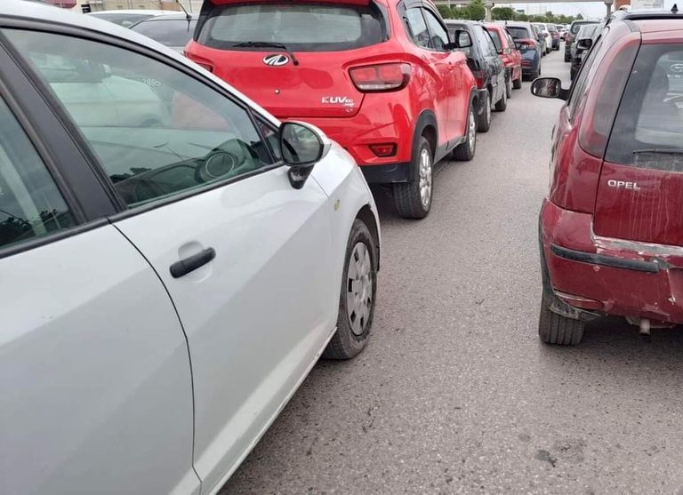 طابور من السيارات أمام محطة وقود بالعاصمة