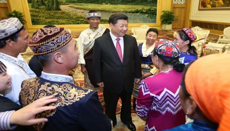 الرئيس الصيني شي جين بينغ مع عدد من أبناء الأقليات - أرشيفية