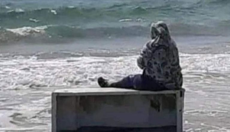 صورة لأم من جرجيس التونسية تنتظر عودة ابنها المفقود في البحر