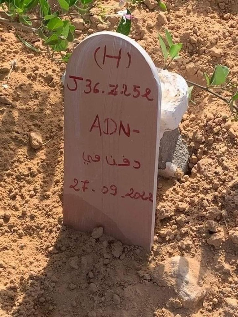 صورة لأم من جرجيس التونسية تنتظر عودة ابنها المفقود في البحر