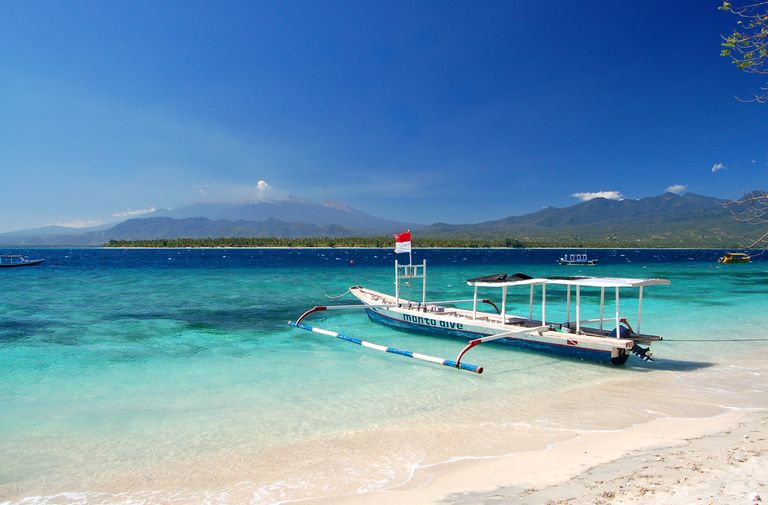  شاطئ سانور أحد أماكن السياحة في إندونيسيا