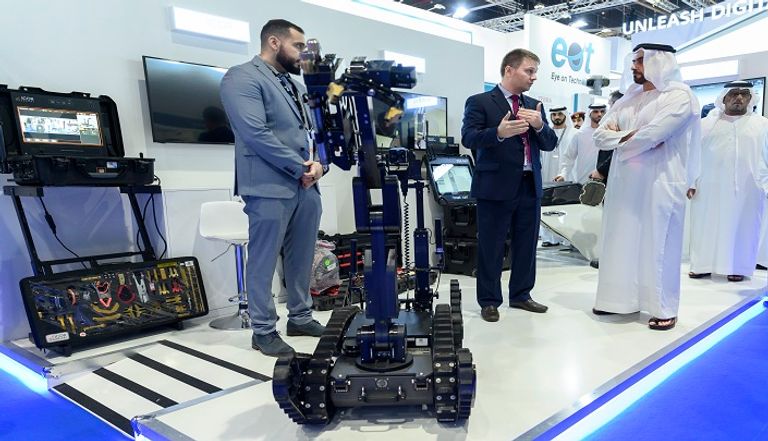 الفريق الشيخ سيف بن زايد آل نهيان يتفقد المعرض