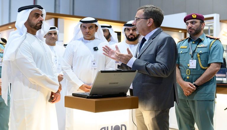 الفريق الشيخ سيف بن زايد آل نهيان يتفقد المعرض