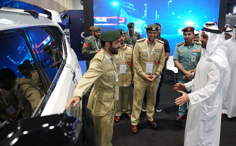 الفريق الشيخ سيف بن زايد آل نهيان يتفقد المعرض