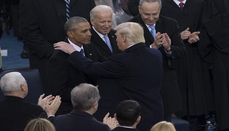 ترامب مصافحا بايدن يوم تنصيبه رئيسًا عام 2017 بحضور أوباما