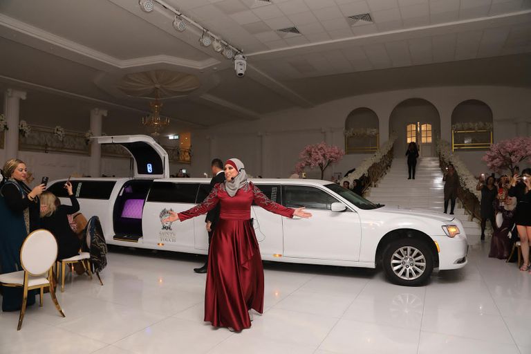 سارة سدر تتوسط بعض المشاركات في الحفل