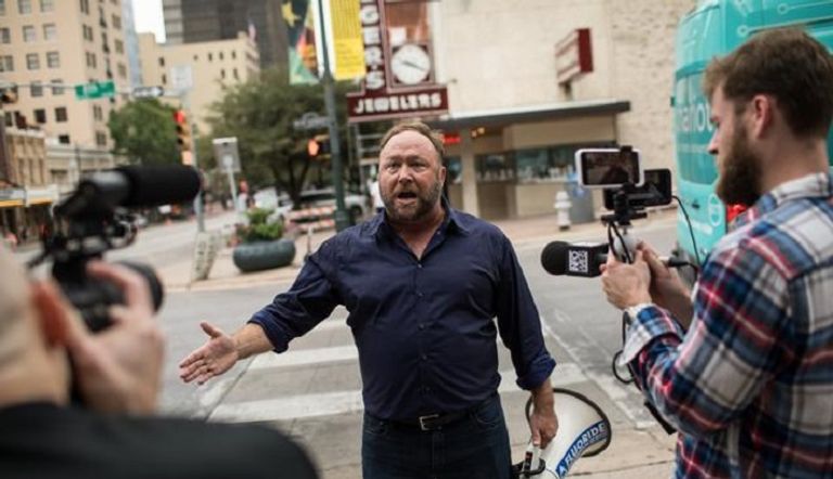  أليكس جونز الإعلامي اليميني المتطرف