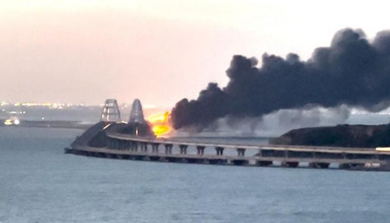 النيران مشتعلة في جسر القرم عقب تفجيره