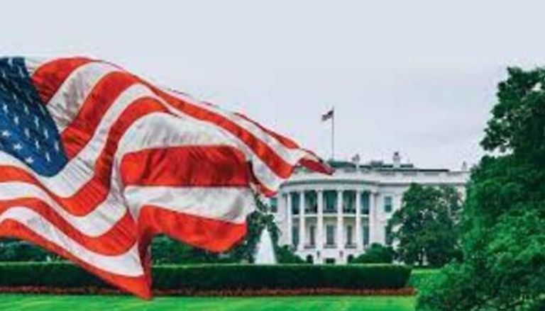 العلم الأمريكي في حديقة البيت  الأبيض