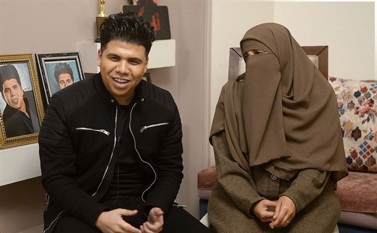 عمر كمال ووالدته المنتقبة عمر كمال - أرشيفية