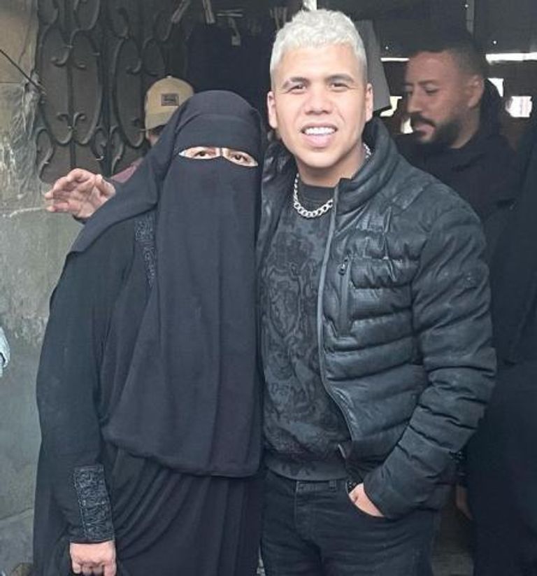 عمر كمال ووالدته المنتقبة عمر كمال - أرشيفية