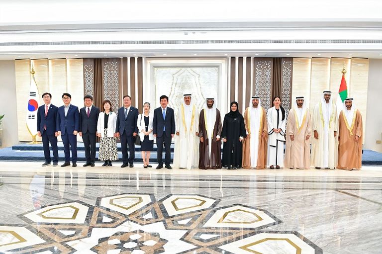 صقر غباش يستقبل كيم جين بيو