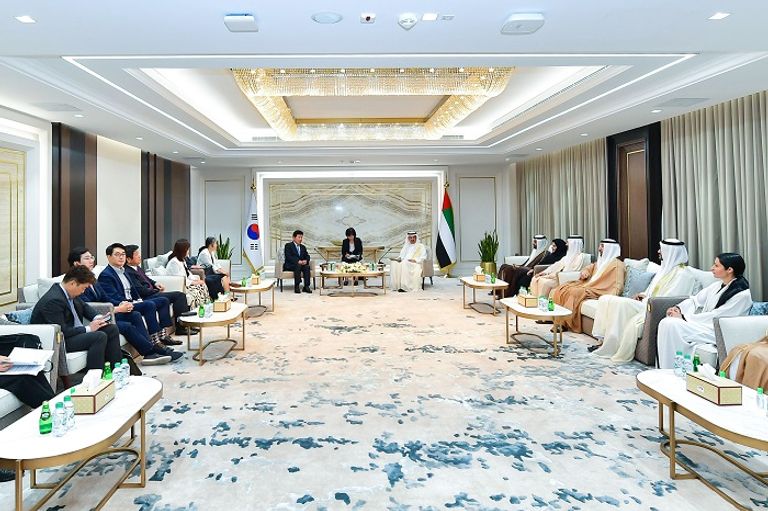 صقر غباش يستقبل كيم جين بيو