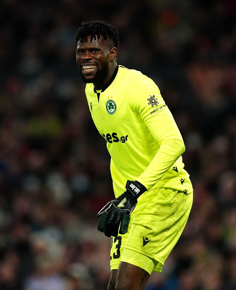 فرانسيس أوزوهو فرانسيس أوزوهو يبتسم مع كريستيانو رونالدو