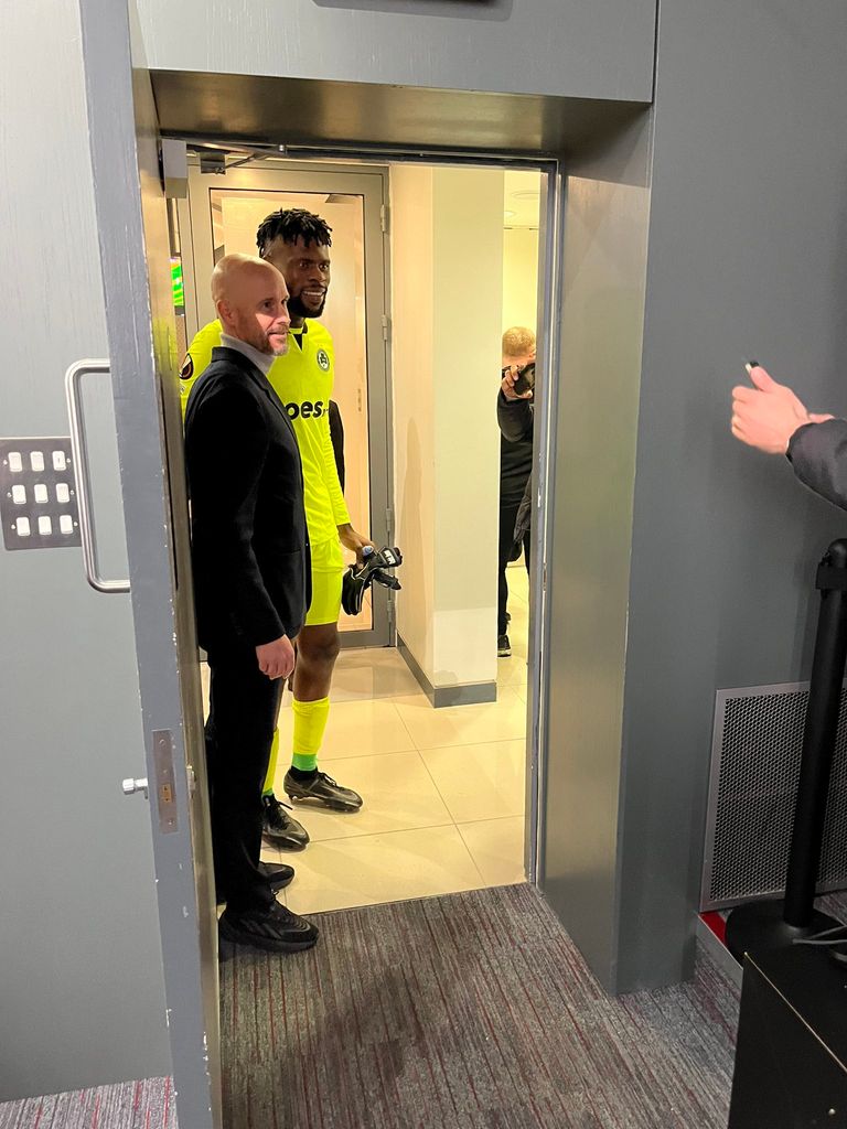 فرانسيس أوزوهو وتين هاج فرانسيس أوزوهو يبتسم مع كريستيانو رونالدو