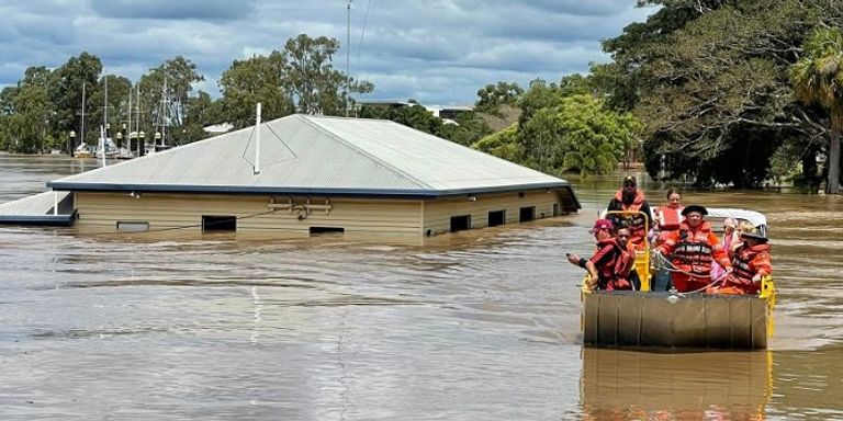 الفيضانات دفعت السلطات لإجلاء الآلاف