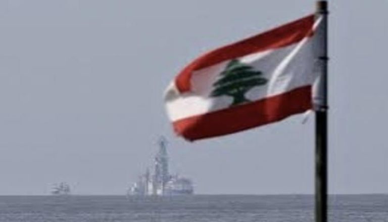 علم لبنان أمام شواطئها البحرية