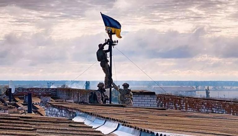 جنود أوكرانيون يرفعون العلم في أحد مدن خيرسون