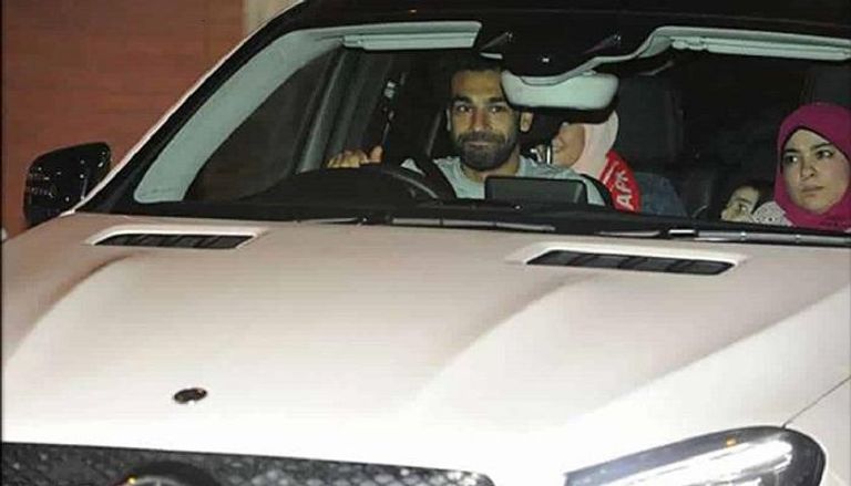محمد صلاح نجم ليفربول يقود إحدى سياراته