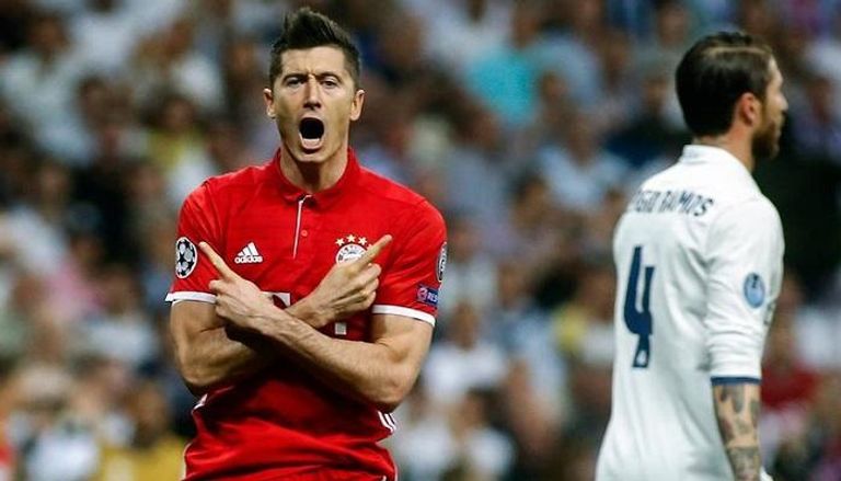 روبرت ليفاندوفسكي يحتفل بهز شباك ريال مدريد