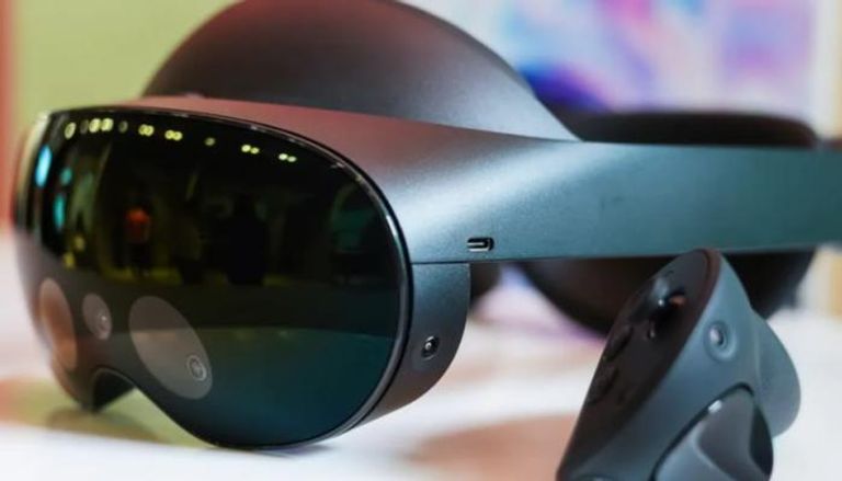 النظارة الجديدة Meta Quest Pro شعار شركة ميتا- أرشيف