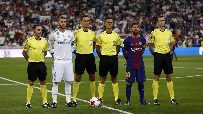 سانشيز بين قائدي ريال مدريد وبرشلونة السابقين سيرخيو راموس وليونيل ميسي جوزيه ماريا سانشيز مارتينيز