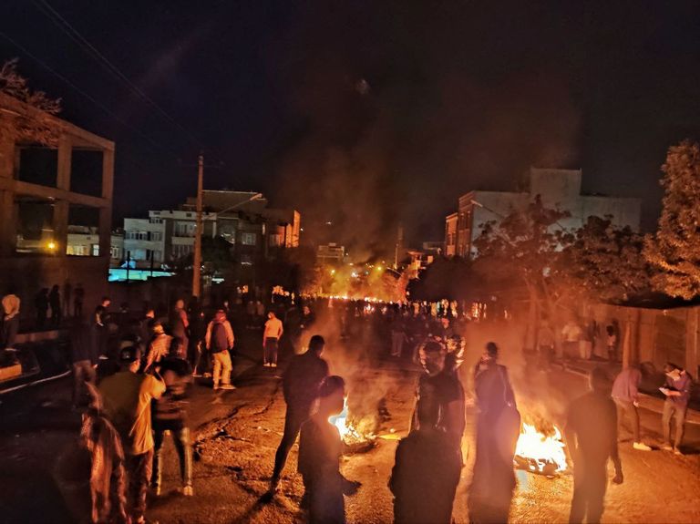 جانب من الاحتجاجات الليلية في مدن إيران