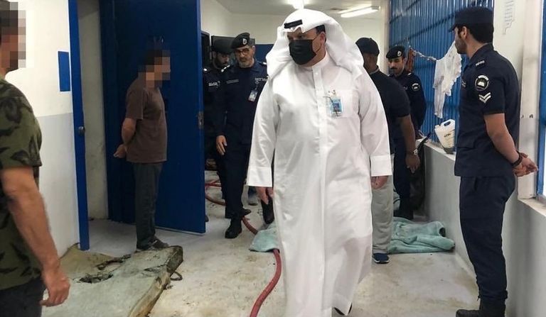 وكيل وزارة الداخلية الكويتي يتفقد موقع الحريق