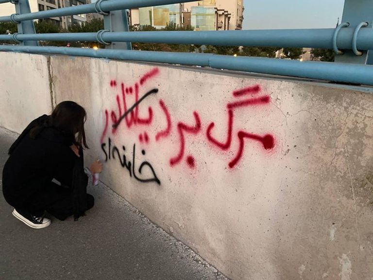 احتجاجات متصاعدة في إيران بسبب وفاة مهسا أميني احتجاجات عارمة في إيران عقب مقتل مهسا أميني