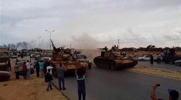 قوات الجيش مع سكان بنغازي في بداية الانتفاضة المشير حفتر مع قادة الجيش الليبي