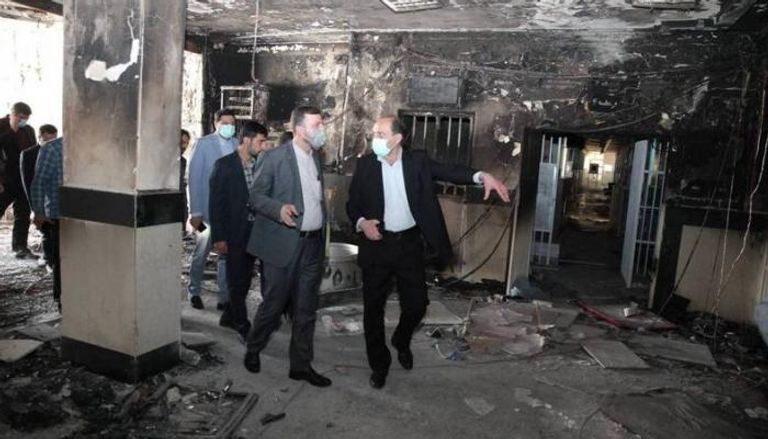 مسؤولون في إيران يتفقدون آثار حريق في سجن إيفين